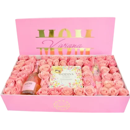 FB07: Caja rectangular rosa con 50 rosas, caja de chocolates Godiva y botella de vino Maschio Rosé.