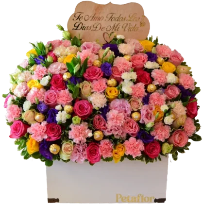 B01: Baúl de madera blanco con mix de rosas, claveles y chocolates Ferrero.