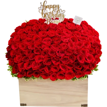 B02: Baúl de madera con 100 rosas rojas y topper decorativo "Happy Birthday".