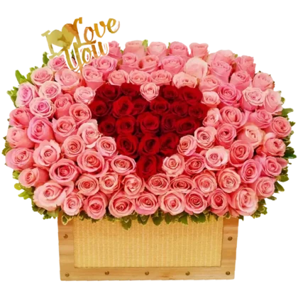 B03: Baúl de madera con 100 rosas rojas y diseño de corazón de rosas blancas al centro.
