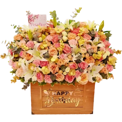 B04: Baúl de madera con abundante combinación de rosas amarillas, rosa y fucsia.