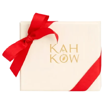 C02: Caja pequeña de chocolates Kah Kow con lazo de raso blanco.