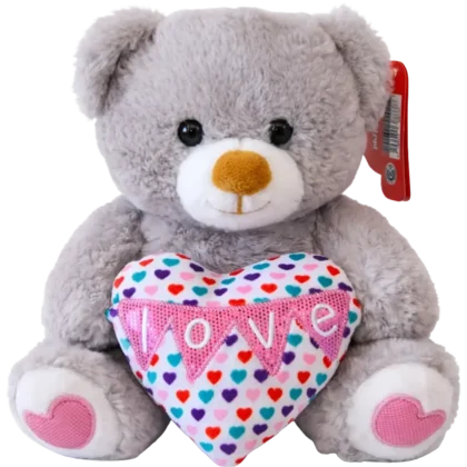 C09: Oso de peluche gris suave con corazón colorido de estilo parches.