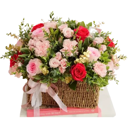CM01: Canasta de mimbre decorada con armoniosa combinación de rosas rojas y rosadas.