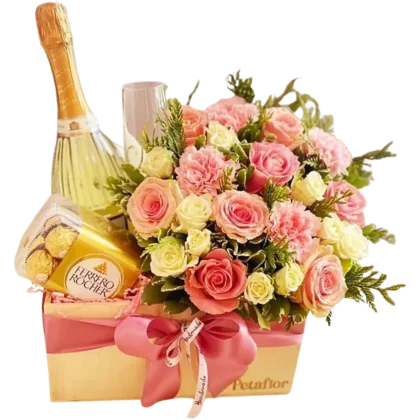 CM04: Caja de madera con rosas rosadas, botella de vino Villa Jolanda y chocolates Ferrero.