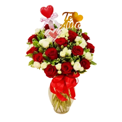 CR01: Vaso de cristal con rosas rojas, mini rosas, topper y un tubo de chocolate de regalo.