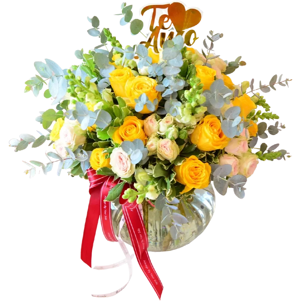 CR02: Florero esférico de cristal con rosas amarillas, blancas y rosadas en tonos suaves.