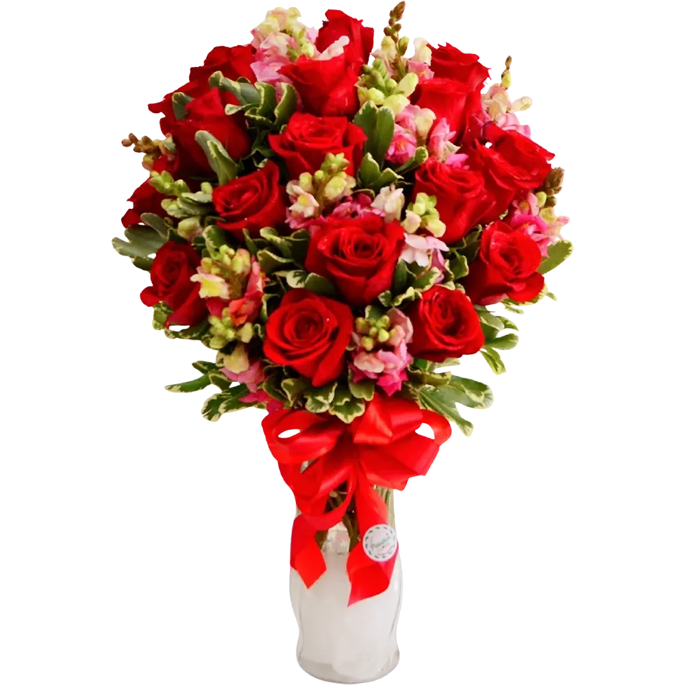 CR04: Florero de cristal clásico con rosas rojas y pequeñas flores blancas tipo boquitas.