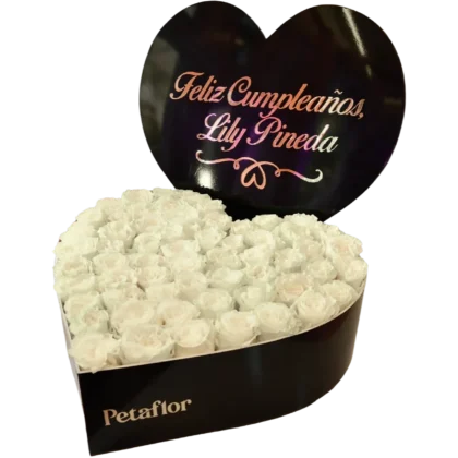 CZ07: Caja de corazón negra con 60 rosas blancas y mensaje personalizado en la tapa.