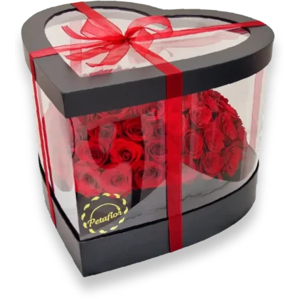 CZ08: Caja de PVC transparente en forma de corazón con rosas rojas en su interior.