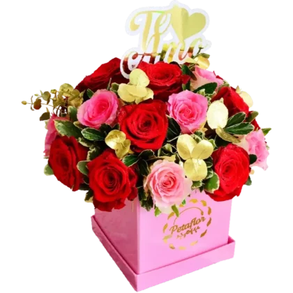 MF01: Caja rosa con combinación de rosas en tonos lila, rosa suave y blanco.