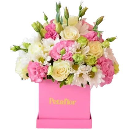 MF02: Caja pequeña rosa decorada con mix de rosas, lisianthus y margaritas blancas.