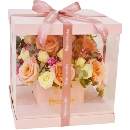 MF06: Caja de PVC transparente con rosas y mini rosas rosadas frescas.