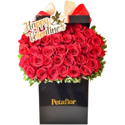 MF07: Caja negra cuadrada con 30 rosas rojas y topper de Happy Valentine's Day.