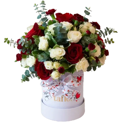 MF11: Caja pequeña con mix de rosas rojas y mini rosas en tonos fucsia intenso.