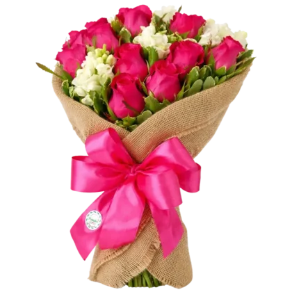 R01: Ramo de rosas blancas y rosadas con claveles envuelto en tela de yute rústica.