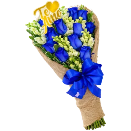 R02: Ramo de rosas azules y blancas envuelto en yute con lazo azul.
