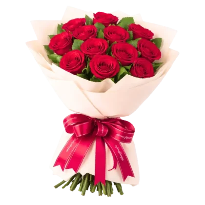 R03: Ramo clásico de 12 rosas rojas con follaje verde y lazo de cinta rojo.
