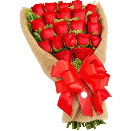 R04: Ramo de 25 rosas rojas con follaje de eucalipto envuelto en papel craft.