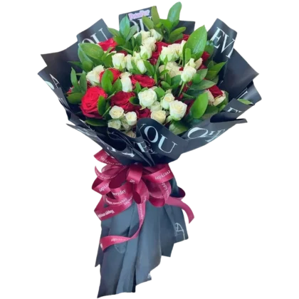 R05: Ramo de rosas y mini rosas variadas envuelto en papel negro elegante con cinta fucsia.