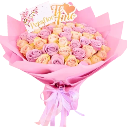 R07: Ramo de 50 rosas en tonos pasteles y crema con envoltorio de papel rosado.