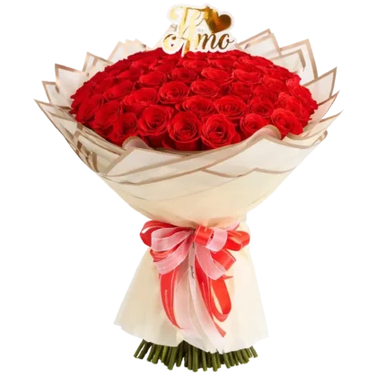 R08: Ramo de 50 rosas rojas premium con topper dorado metálico de "Te Amo".