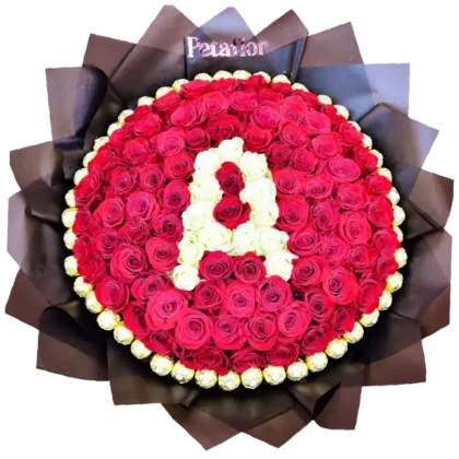 R10: Ramo de 100 rosas rojas con la inicial "A" personalizada en rosas blancas.