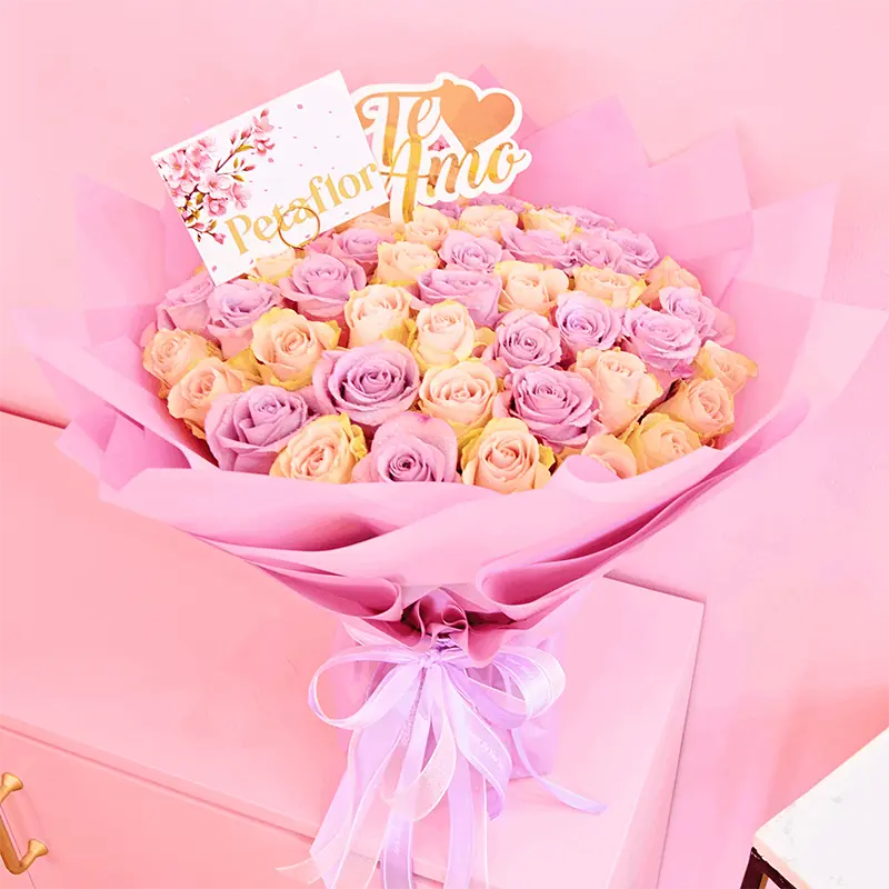 Ramo de rosas de lujo para el Día de las Madres en Santiago, República Dominicana. Diseño exclusivo de Petaflor con topper personalizado y acabados premium