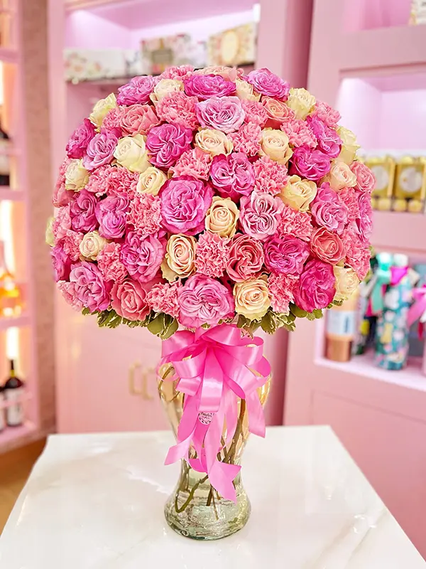 Arreglo floral en cristal con rosas rosas y amarillas, floristería Petaflor Santiago de los Caballeros