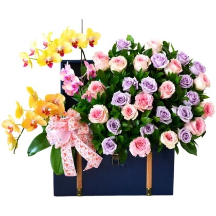 B01 - Baúl de Madera con 30 Rosas, Follaje y Orquídeas