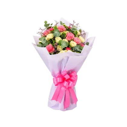 R04 - Ramo de rosas, claveles y follajes frescos